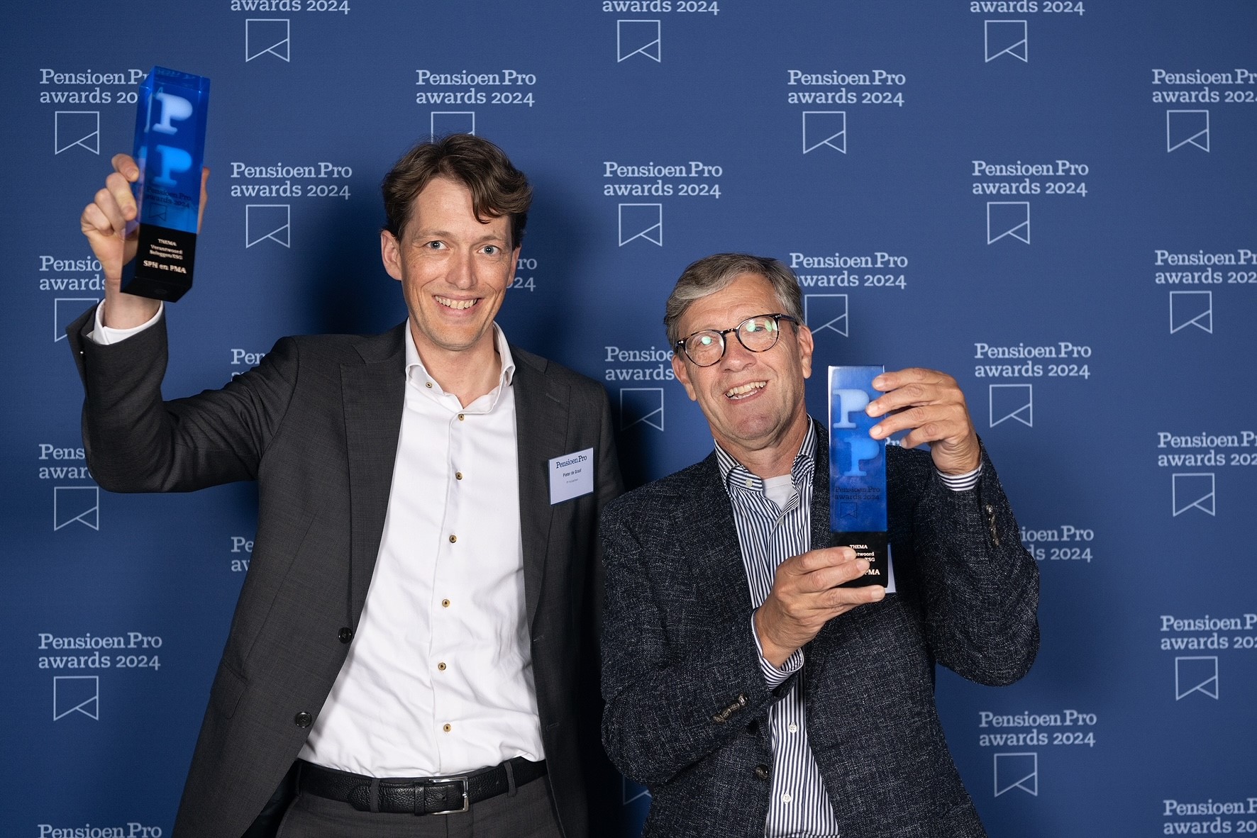 Pieter de Graaf (uitvoerende bestuurder Beleggingen & Duurzaamheid SPH) en Fons Bakker (PMA) met de Pensioen Pro Award  - foto Sander Nieuwenhuys